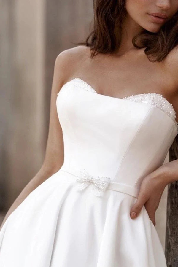 Abito da sposa in raso bianco con scollo a cuore e scollatura a V, stile country